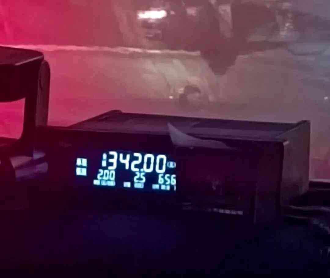 福州暴雨困租客7小时,出租车打表如常收费,她质疑被宰!