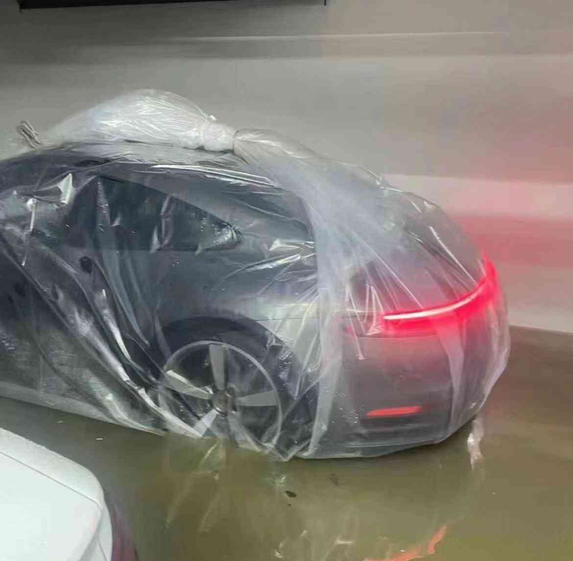暴雨来袭!福州车主用创意方法防水,网友纷纷点赞!