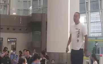 男子携超规充电宝进高铁站被拦,情绪失控现场大骂站方工作人员!