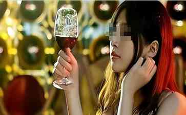 女白领短裙下车坠楼,真相曝光惊呆众人