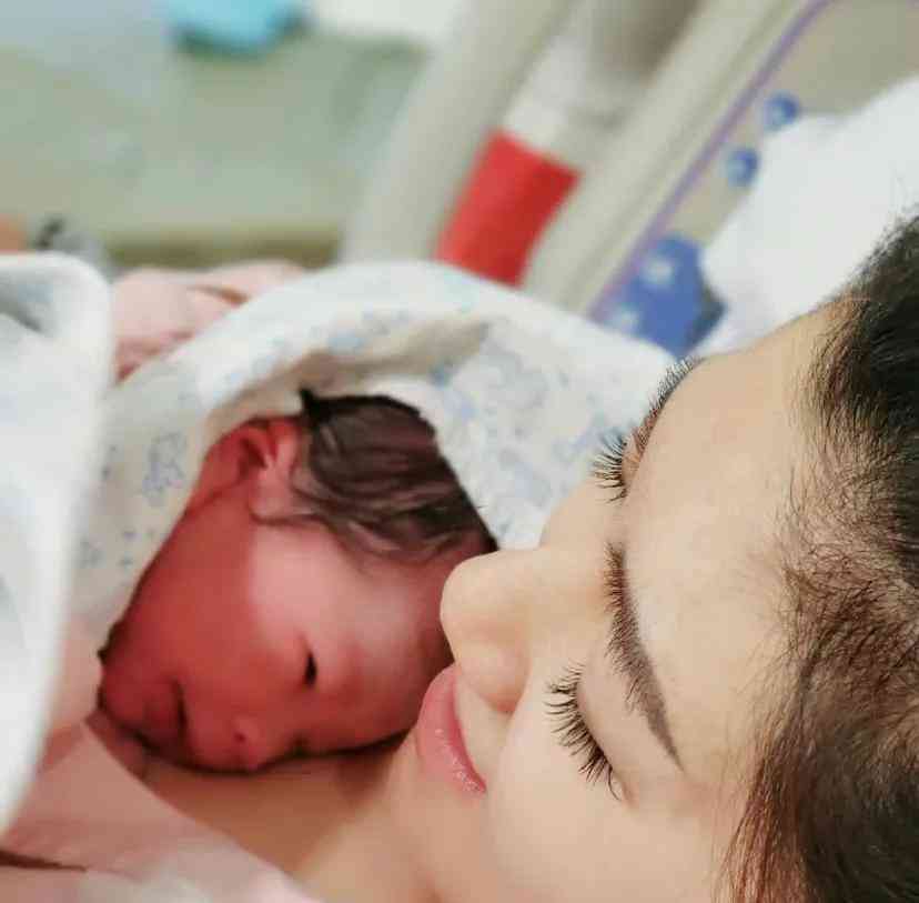 Selina喜得贵子,新生儿健康成长