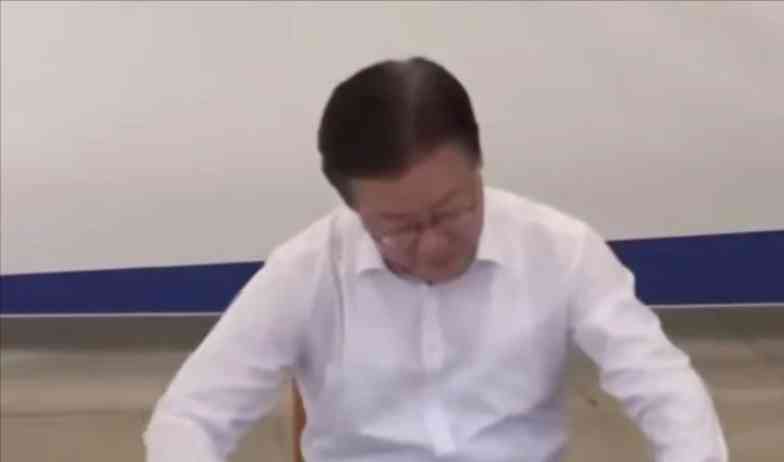 韩国在野党领袖绝食超8天,尹锡悦背前行走