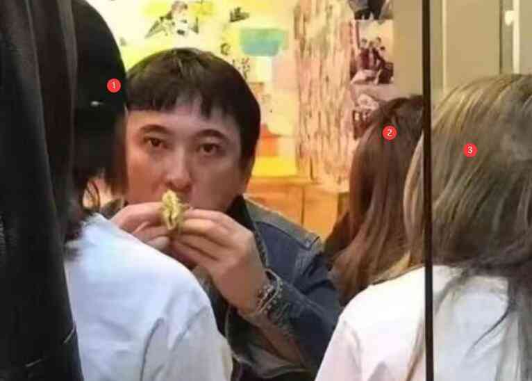 王思聪午夜低调候车,网友拍下近照引发疯传