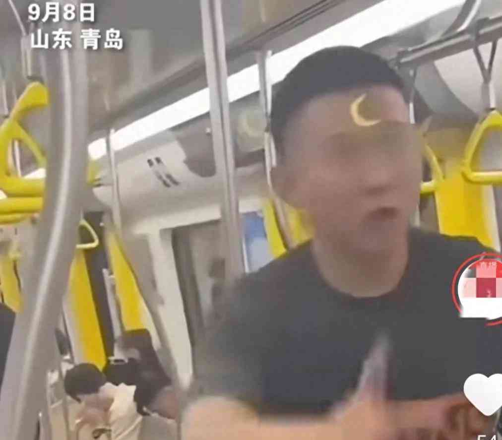 试图维持公共秩序的“地下判官”现身地铁