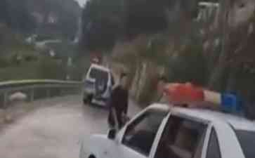 "湖南一县长被揭无视村民拦路告状引热议"