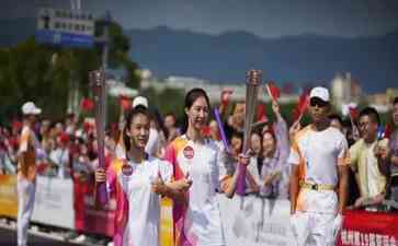 感动中国的“挡刀女孩”崔译文再度亮相,向亚运献上薪火