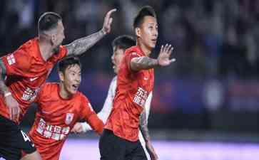 亚泰3-2逆转大连人,廖承坚绝杀成为关键先生