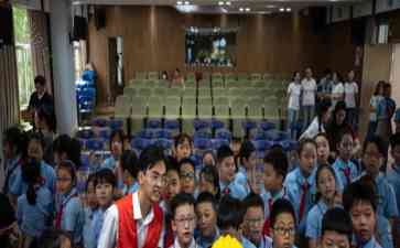 上海新普陀小学开学第一课带来地铁安全知识 