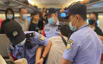 "高铁"霸座男子拒绝让座,被警方处罚