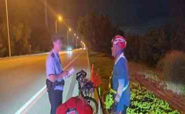 威海警方助力骑行爱好者解困,60岁骑行达人被救助回城