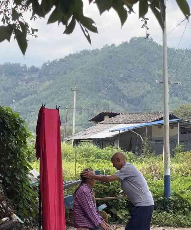 福建一村老人自发集体拍照,展现积极向上精神面貌