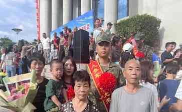 退役军人两岁儿子父亲二次入伍,圆梦军营的坚定决心