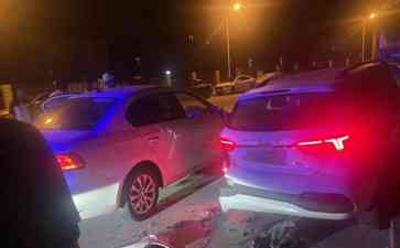 "上海嘉定发生车祸,肇事司机逃逸,警方追捕中"