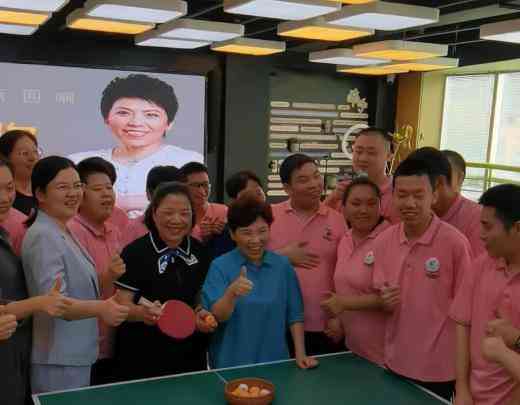 邓亚萍陪心智障碍青年"决战"乒乓球,欢呼声震动弯湾托管中心!