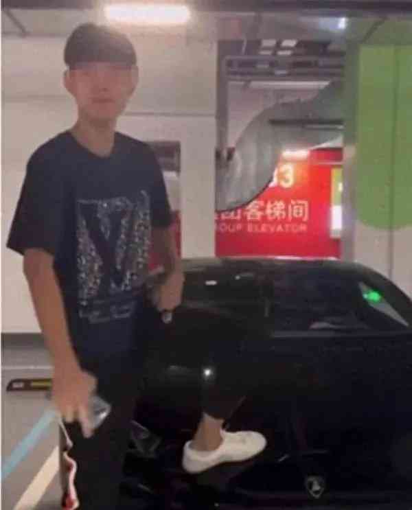 青岛豪车被脚踩痰毁17万,网友集体调侃