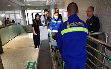 列车长紧急救治昏迷女童,车上乘客齐心协力