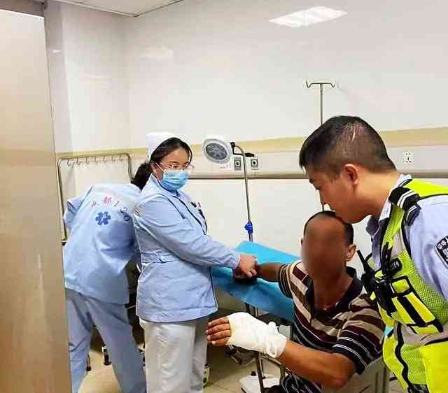 成都交警护送受伤市民急送医院,救人一线见真情