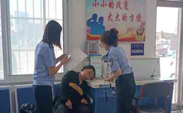 辽阳女子低血糖晕倒,警察教科书式急救