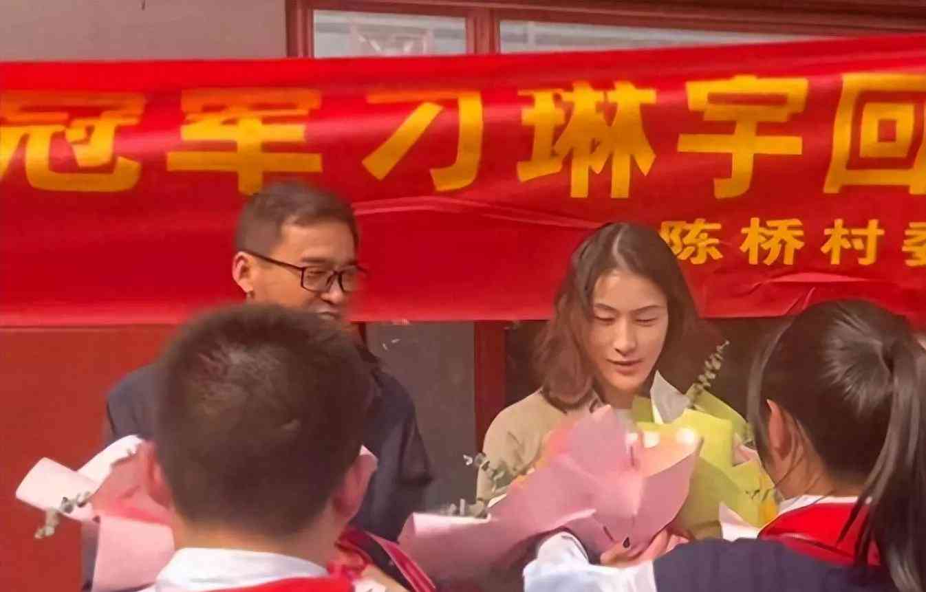  中国女排二传手刁琳宇凯旋归来，故乡陈桥村欢呼鼓舞！ 