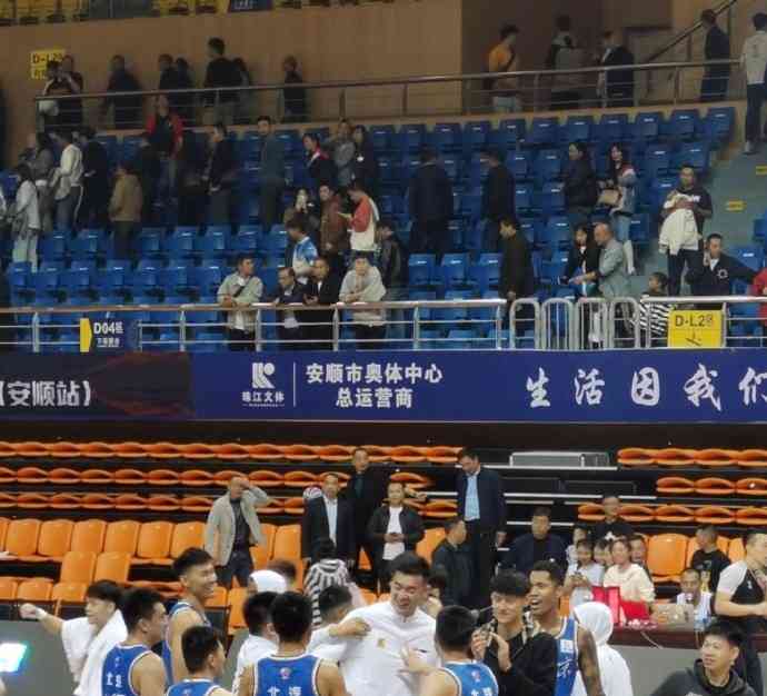 北京男篮团结亲密,展现球场兄弟情深
