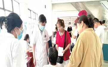 医院邀请专家坐诊,关注骨质疏松健康