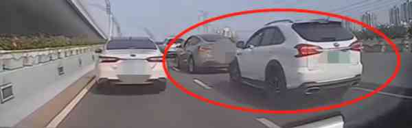 上海高架“斗气车”事件引发关注,驾驶员涉嫌故意毁坏财物被拘