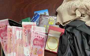 公交司机拾金不昧,帮助乘客找回2.3万元财物