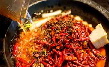 寒意袭来,七婆串串火锅温暖味蕾,美食暖身又暖心