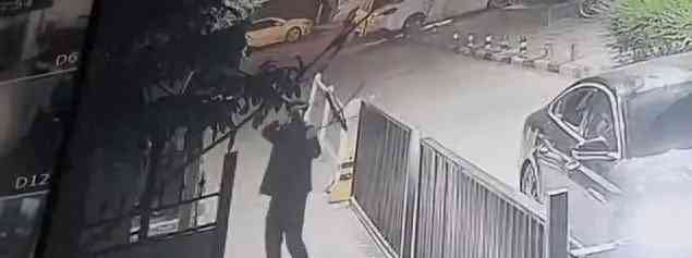  西安业主坐网约车回家遭保安要求登记，愤然下车打砸保安室 