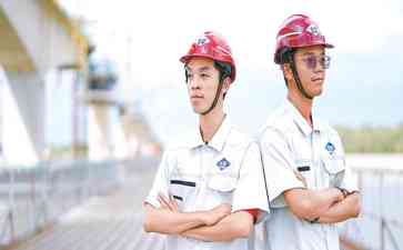 中国工程师与马来西亚两兄弟携手建桥,改变交通格局
