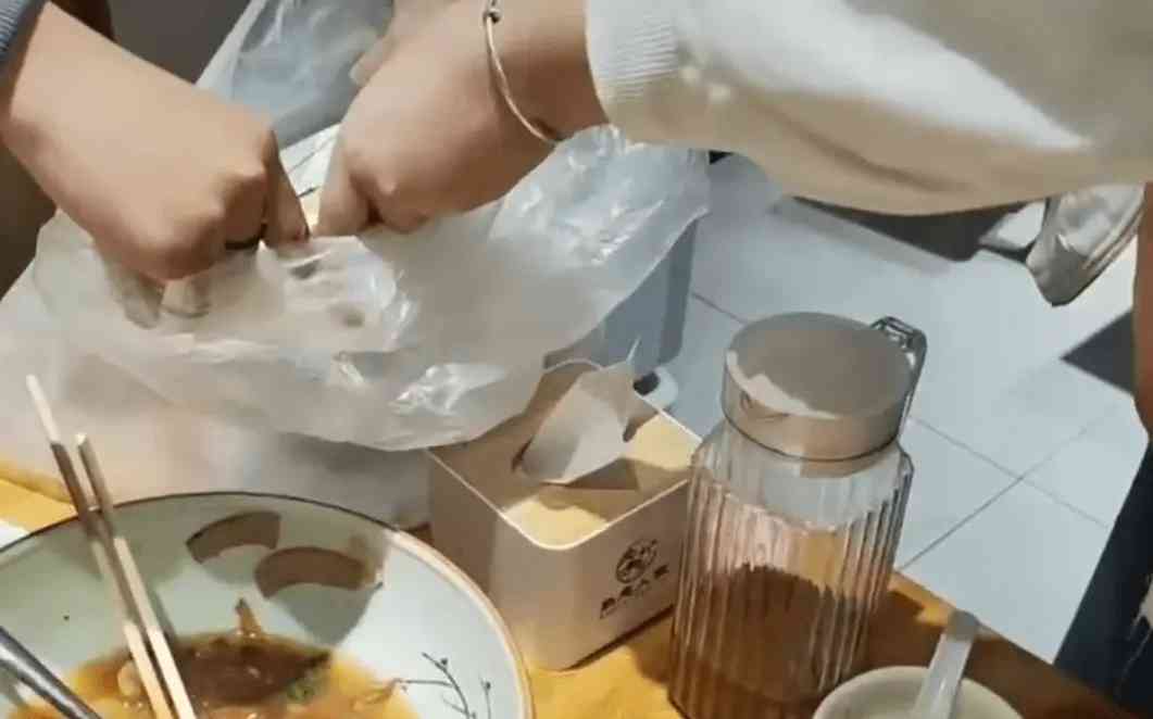 餐厅餐具收费引争议,学生打包带走