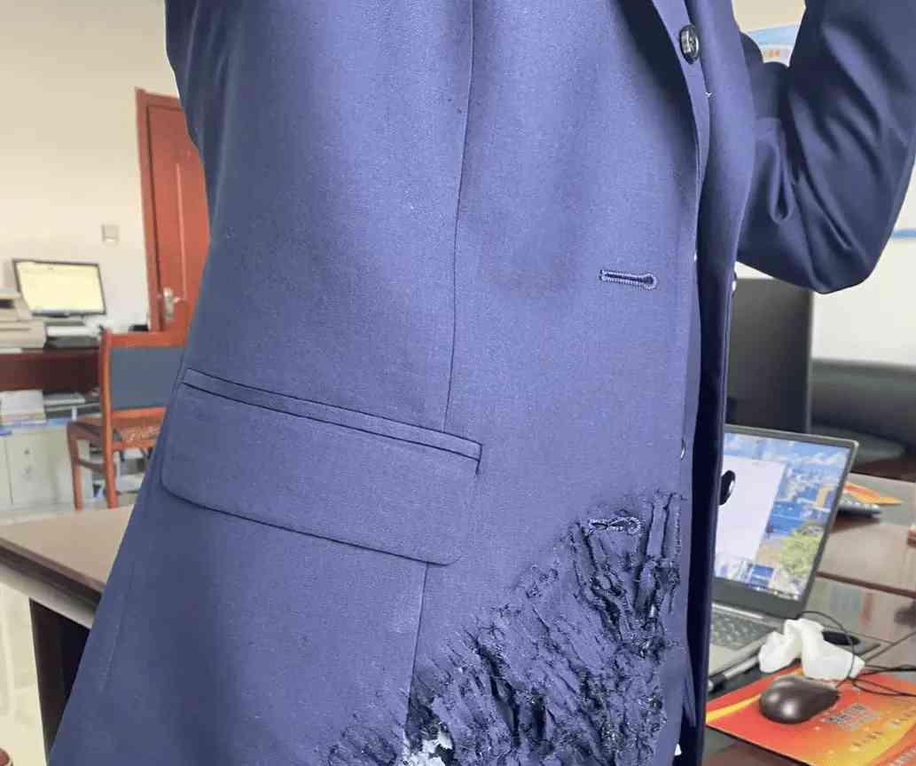 女生工服被卷入碎纸机 网友称"碎纸机干了这么多年第一次吃上西餐"