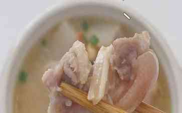 秋天必备美食——白萝卜黄豆焖猪蹄汤