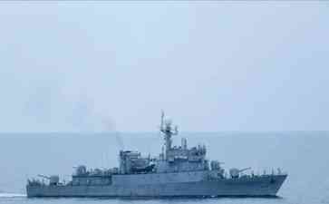  菲律宾护卫舰恶意闯入中国黄岩岛附近海域，解放军坚决拦截