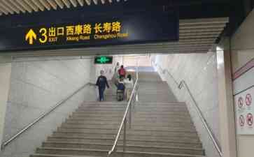70岁老人爬楼梯行动感动众人,网友呼吁关注交通便利问题