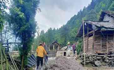 茅坡村村民参与道路硬化,实现在家门口务工增加收入