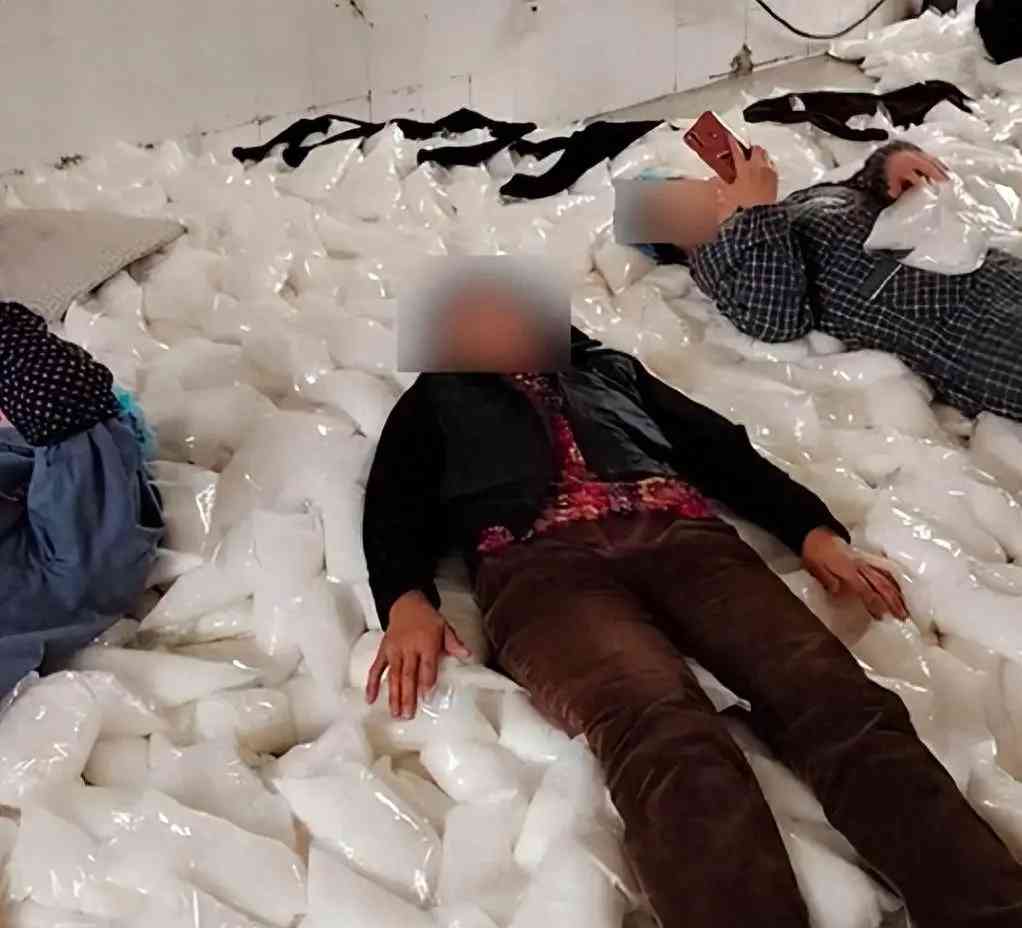辽宁一食品厂工人躺在果酱袋上休息 引发关注