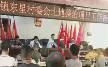 镇长怒砸水瓶,村民上演亮剑回怼!
