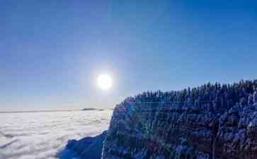  立冬后，四川眉山瓦屋山初次迎来飘雪 