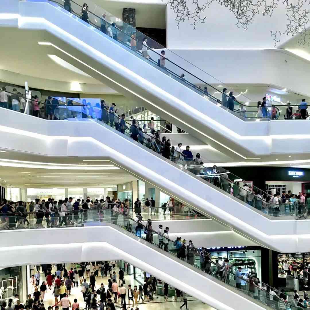 深圳香港旅客逆流而上 香港人疯抢内地商品