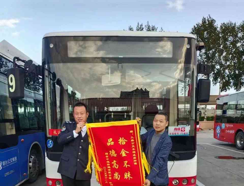 快递小哥遗落6件包裹, 师傅捡到主动送还, 暖心一幕感动众人