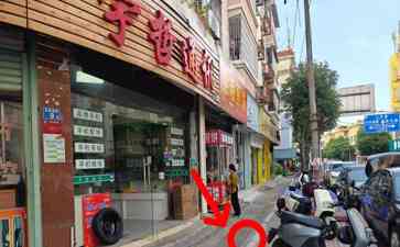 初冬寒夜,理发店老板帮客人找回丢失项链