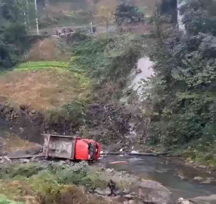  四川泸州货车侧翻悬崖惨剧，司机当场身亡引关注 