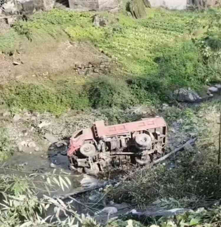 四川泸州货车侧翻悬崖惨剧,司机当场身亡引关注