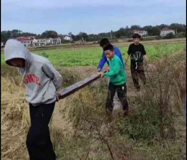  少年们勇敢救人，84岁老人脱离险境 