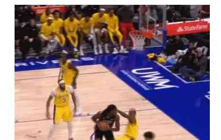 NBA勒布朗遭裁判假摔指责,引发球迷争议