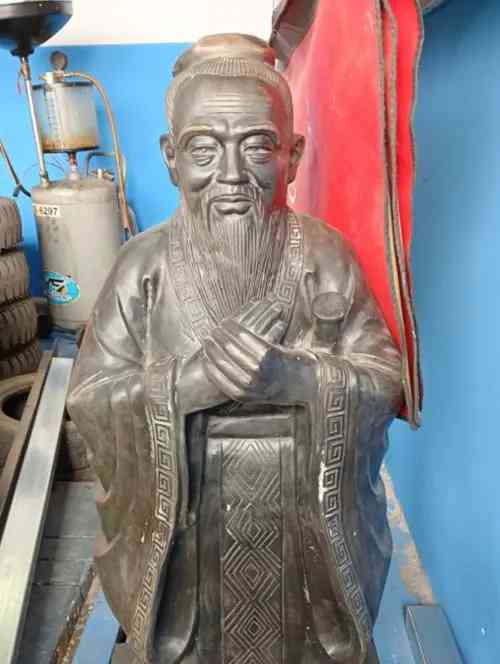 清华大学国学班孔子铜像被卖废品站引广泛关注