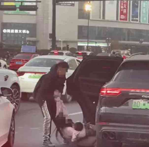 "惊险一幕!男子强行拽下抱娃女子,孩子哭喊无助"