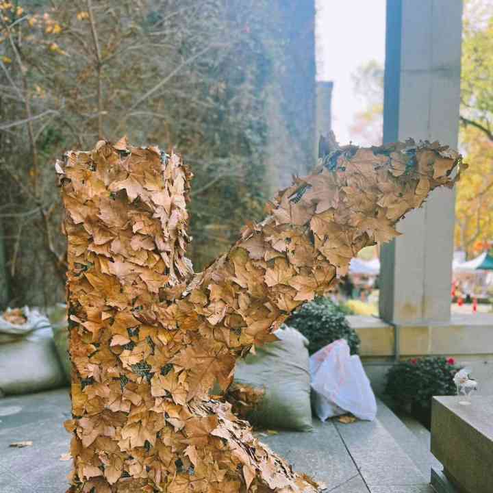 秋叶艺术节开启,落叶堆积成雕塑成焦点