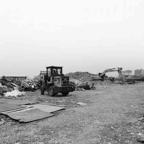 苏州斜塘街道大量建筑垃圾堆积 附近居民抱怨环境差